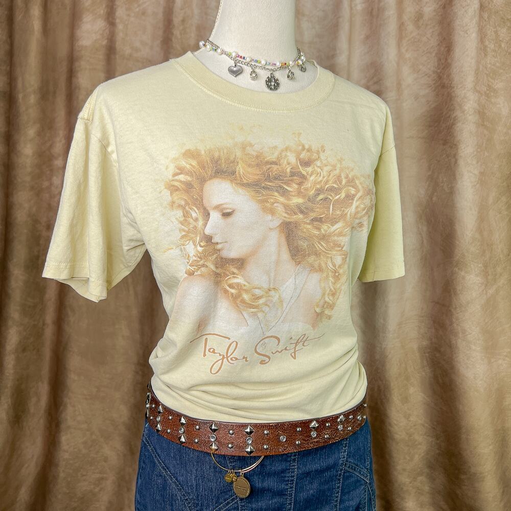 Taylor Swift Fearless Tour T-Shirt 2009 Band Tee Yellow Country Music Y2K Top